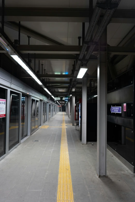 an empty subway station with no people on it