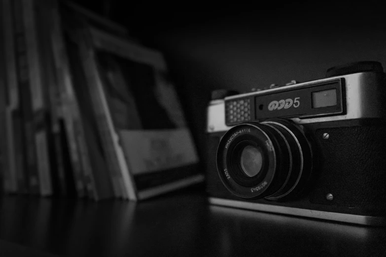 a black and white image of an old fashioned camera