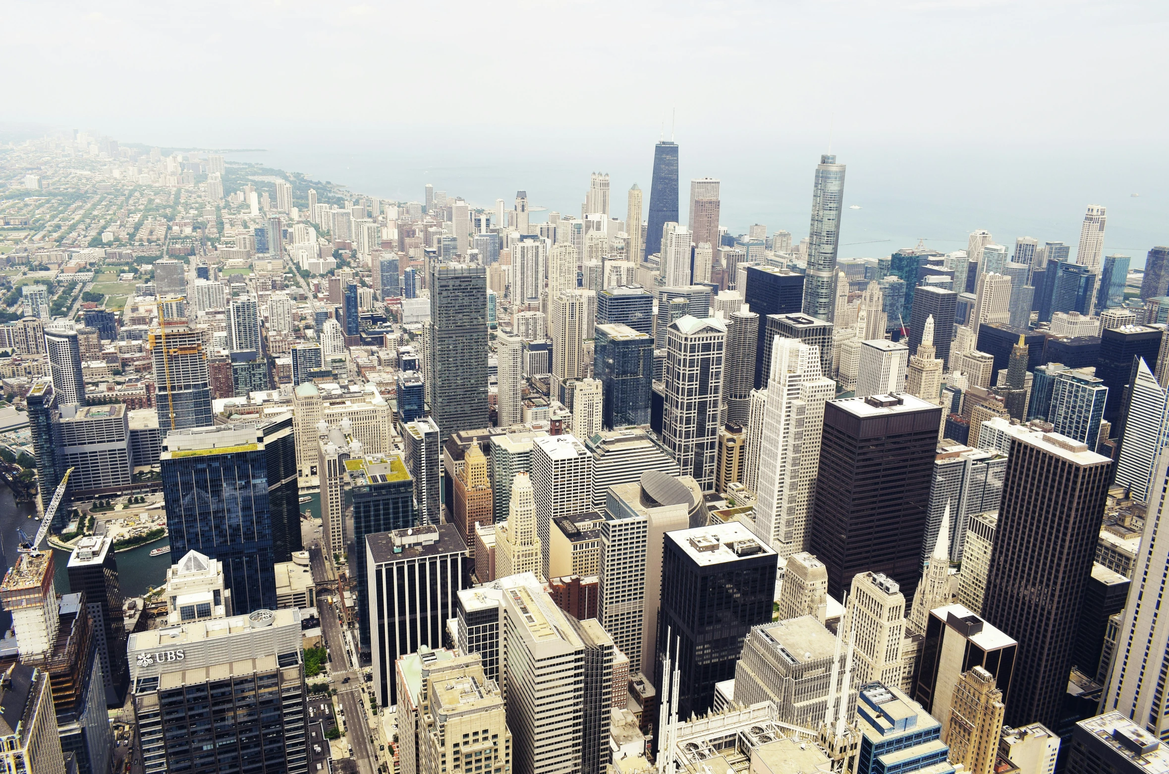 a view of an area with large city buildings