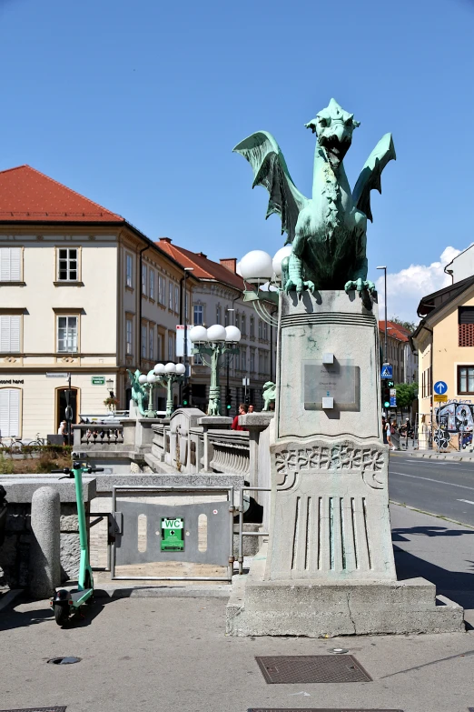 the statue is sitting on the corner of the street