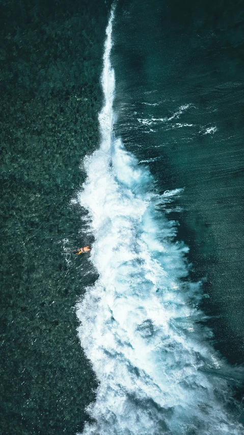 water flowing up behind the boat in the ocean