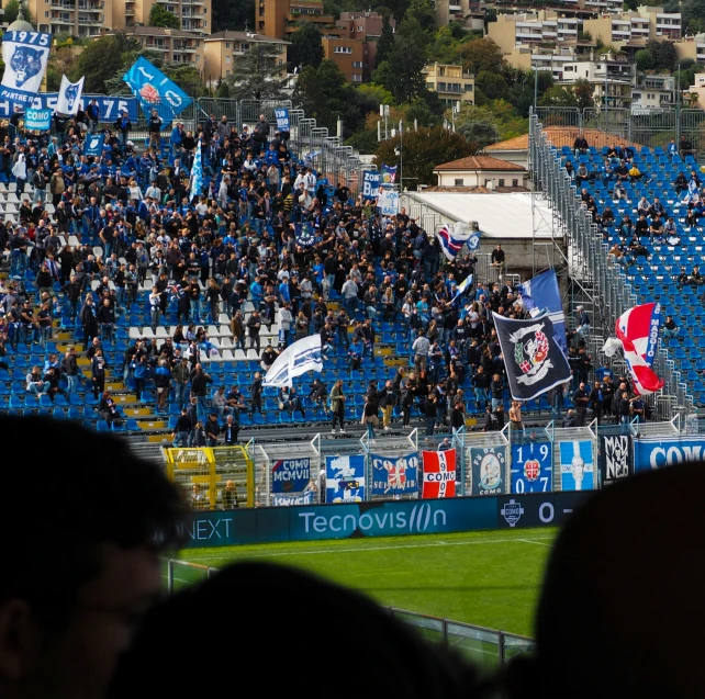 a crowded stadium filled with people watching soing