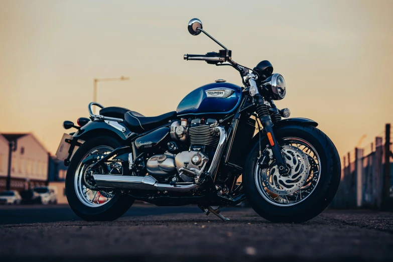 a motorcycle is parked in front of some buildings