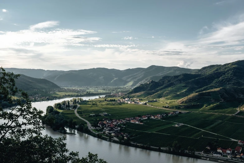 the river that runs through the mountains is flowing past a town