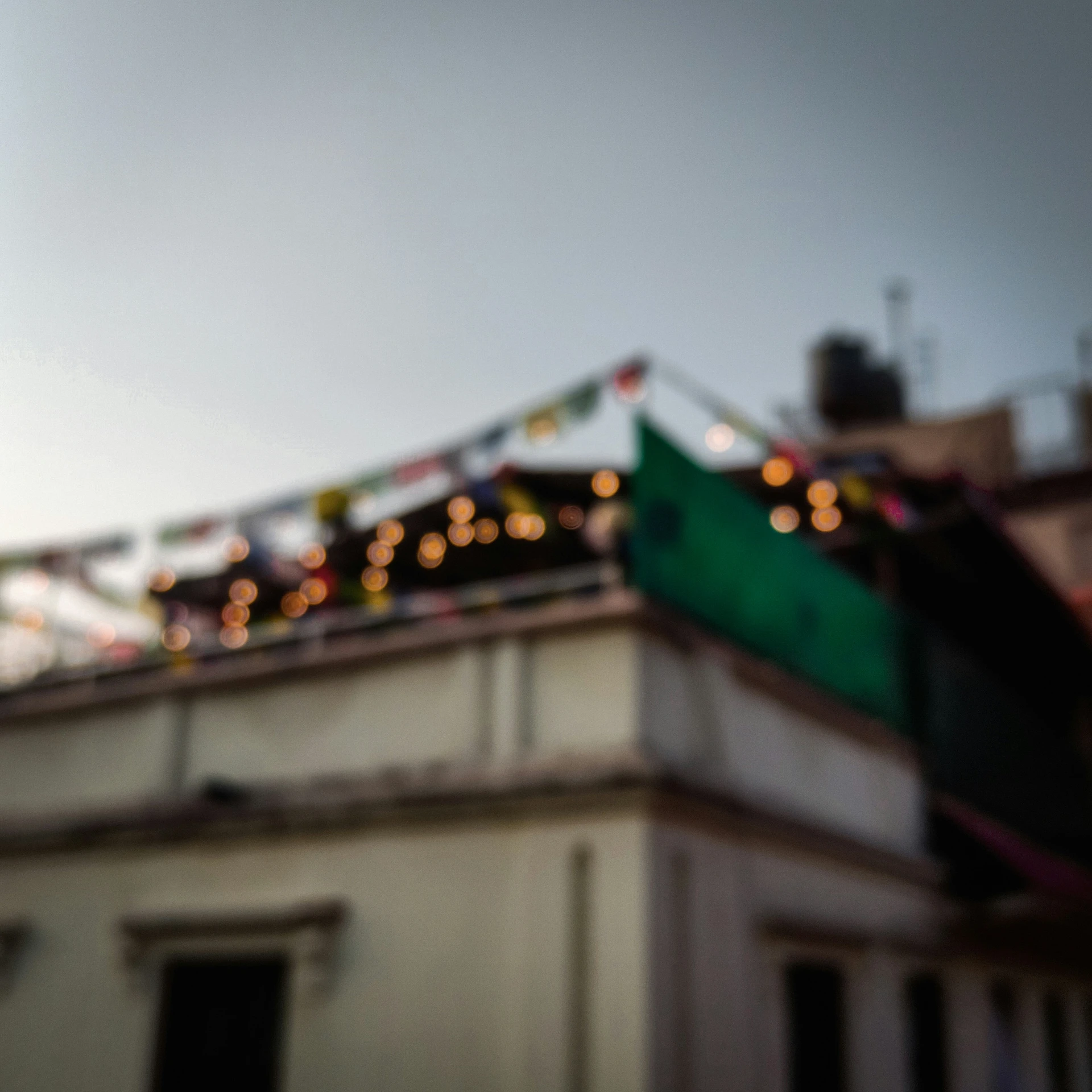 this is the top of a building with lights at night