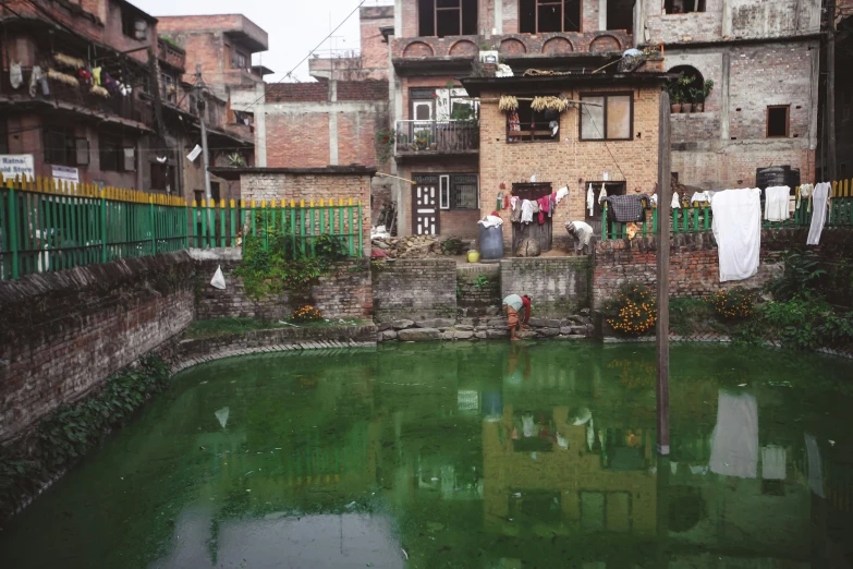 there are many things floating in the water in this small canal