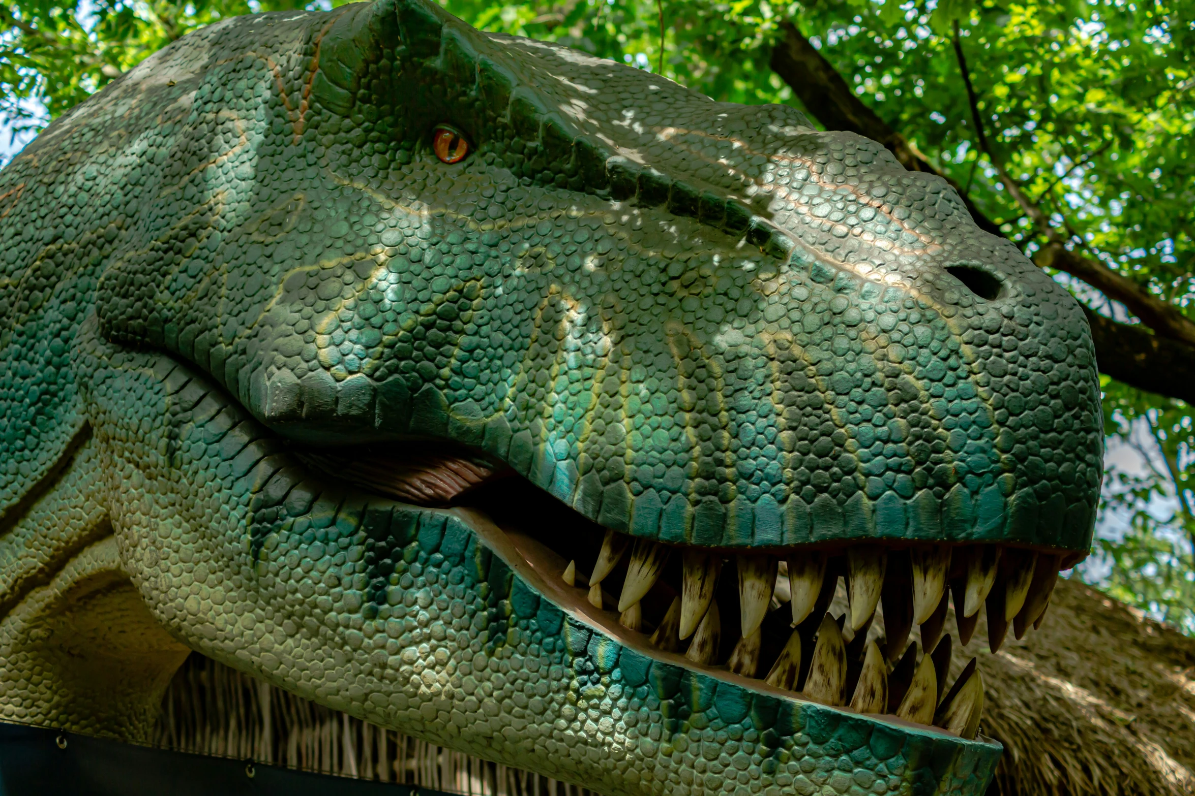 a close up image of a fake dinosaurs mouth