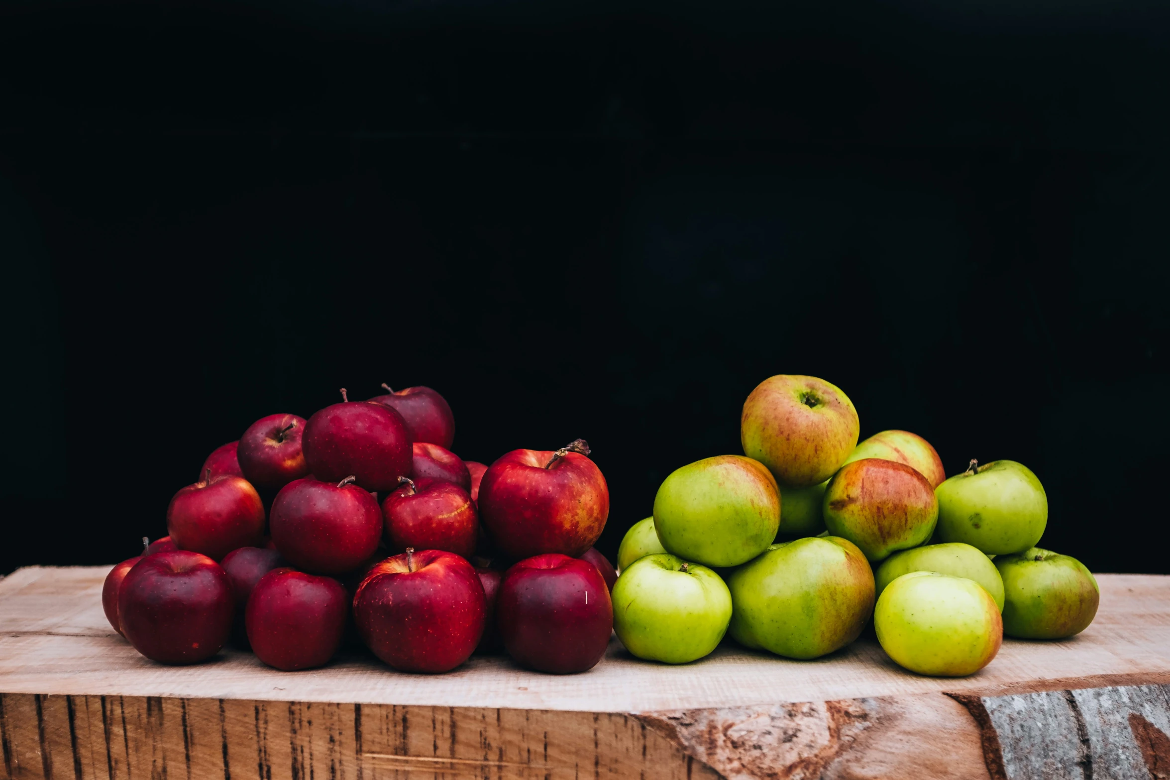 a table topped with different types of apples