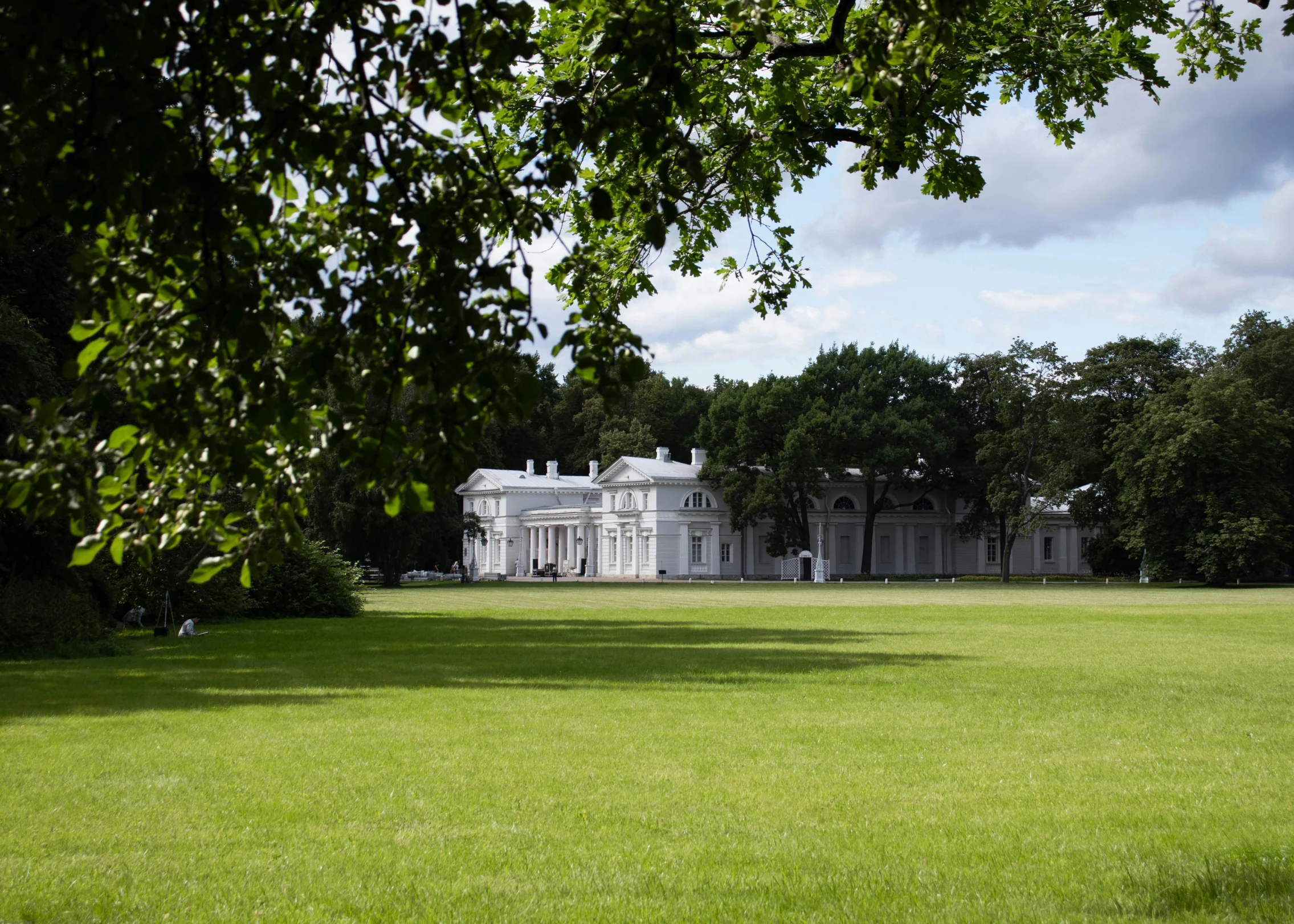 the white house is surrounded by trees and a field