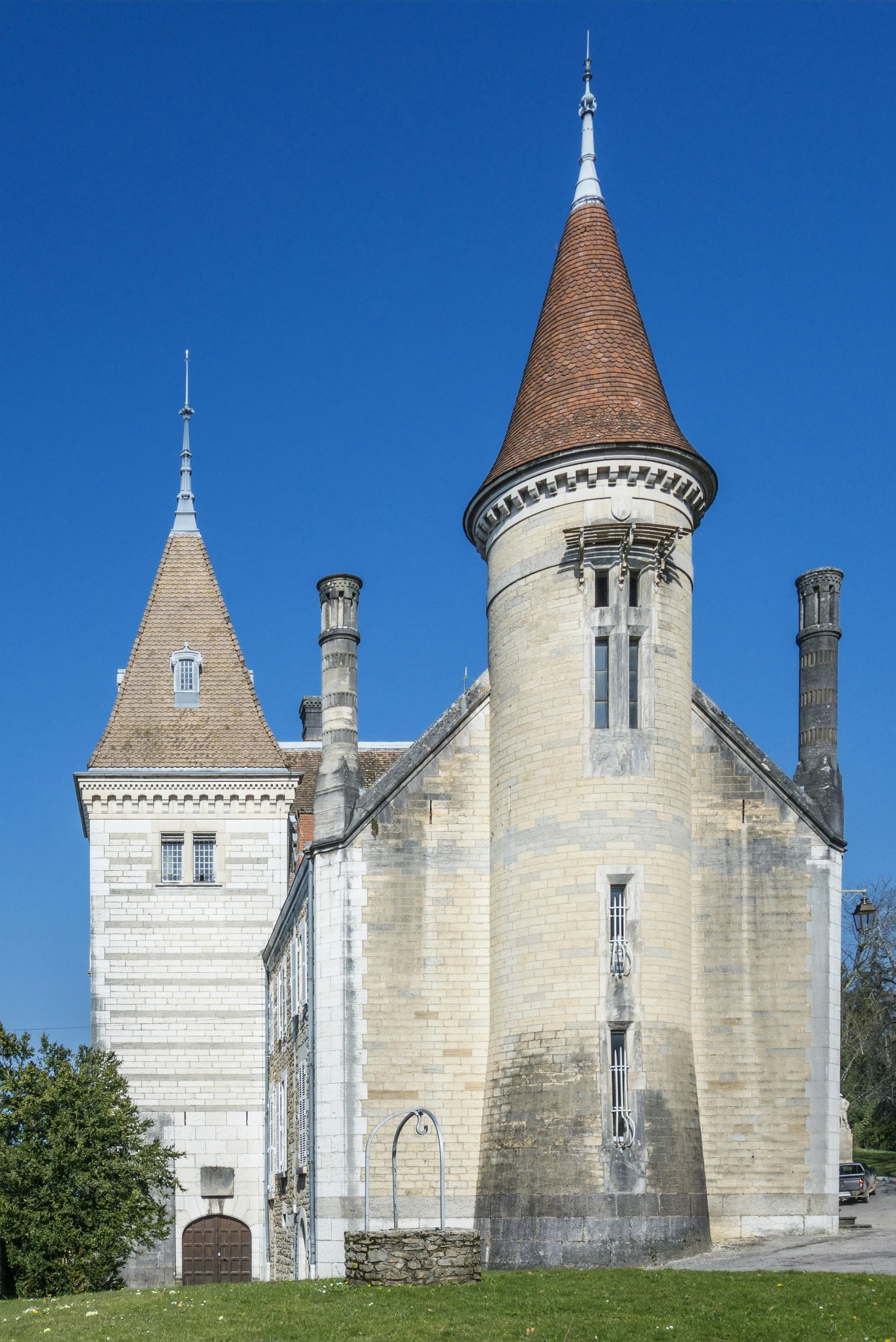 this old building looks old and beautiful against a blue sky