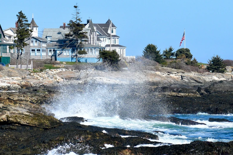 a very big pretty and pretty house by the water