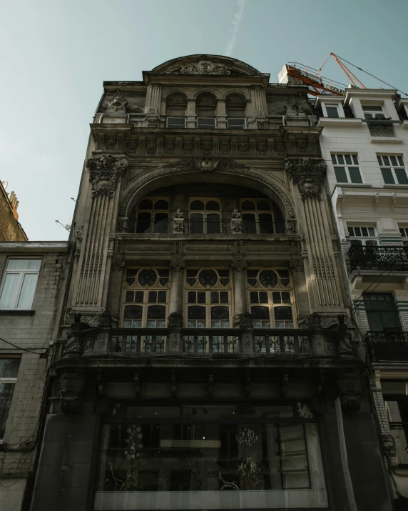 an old building with multiple windows and balconyes