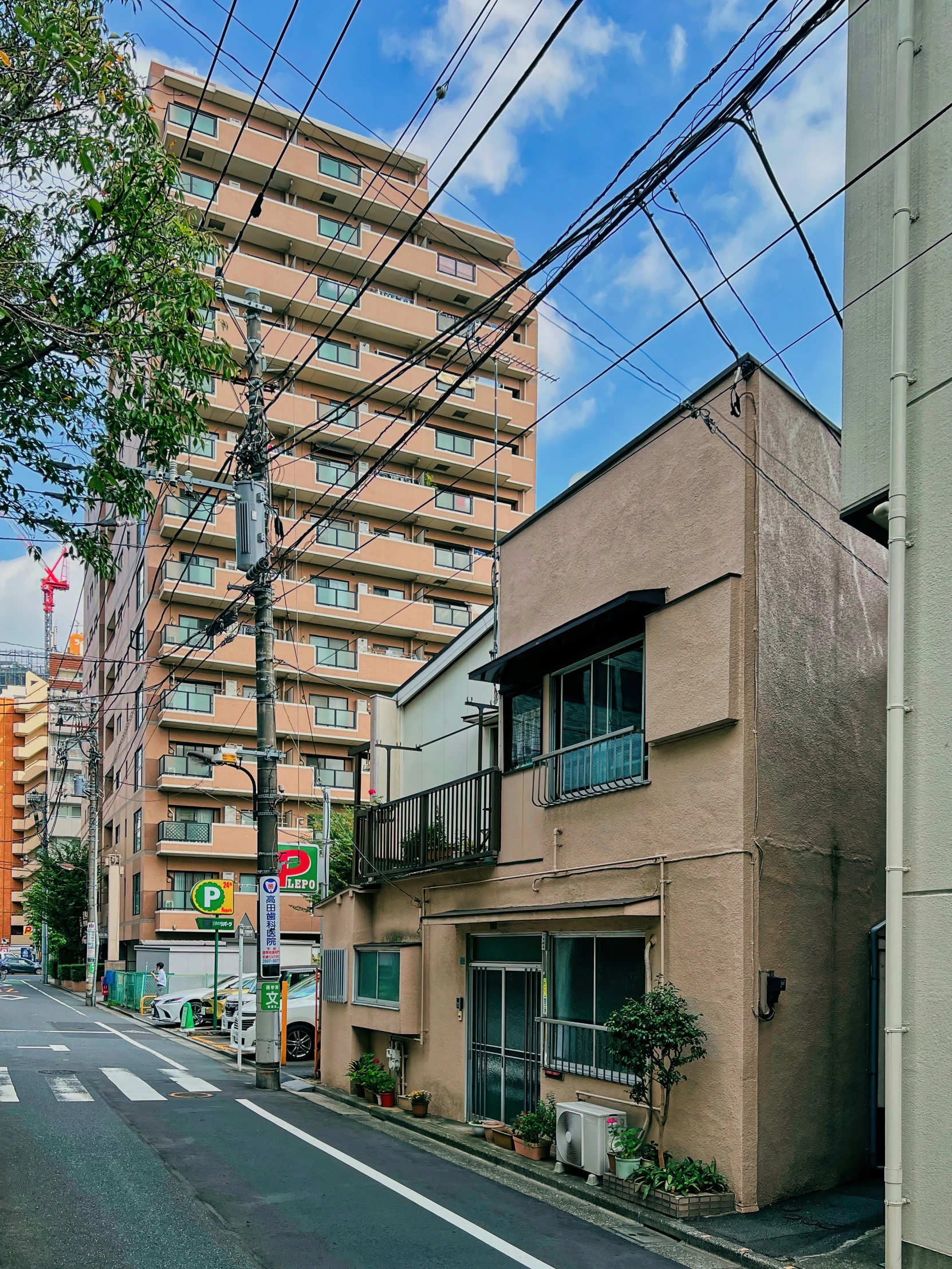 this street has an old, rundown building next to it