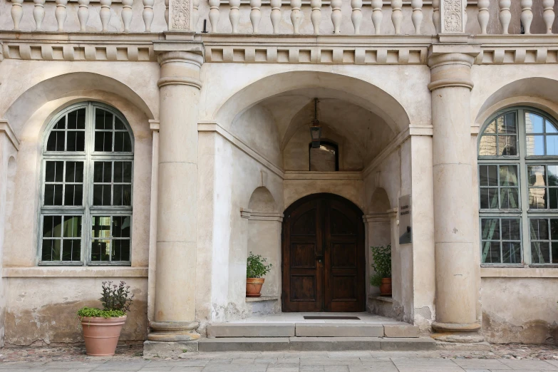 an old fashioned building with arches and arched doors