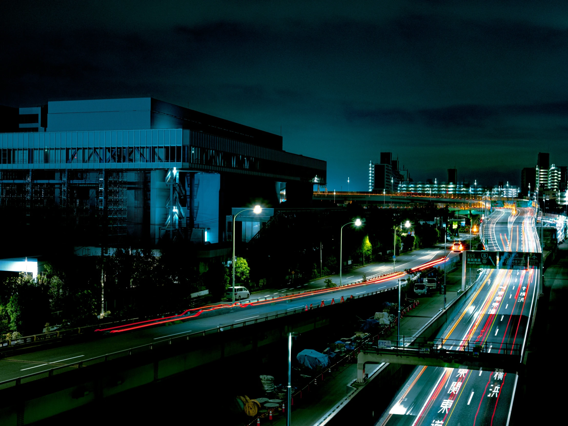 a long exposure po of the night on a freeway