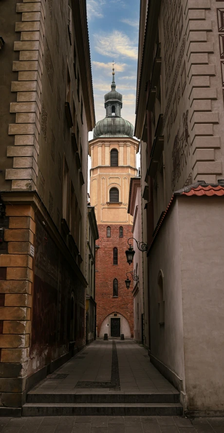 a narrow alleyway with two buildings and steps