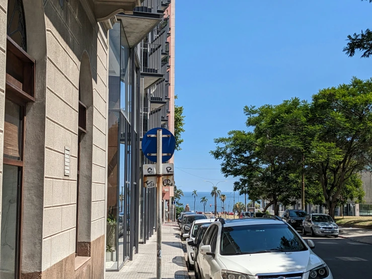 several cars lined up next to a building