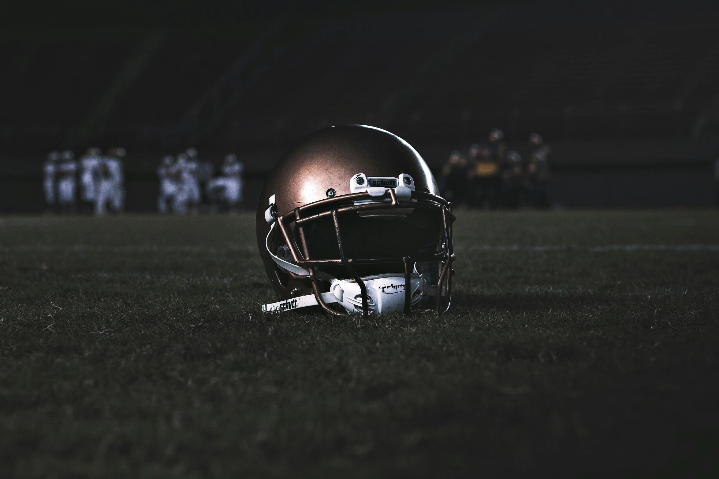 the football helmet is sitting in the grass