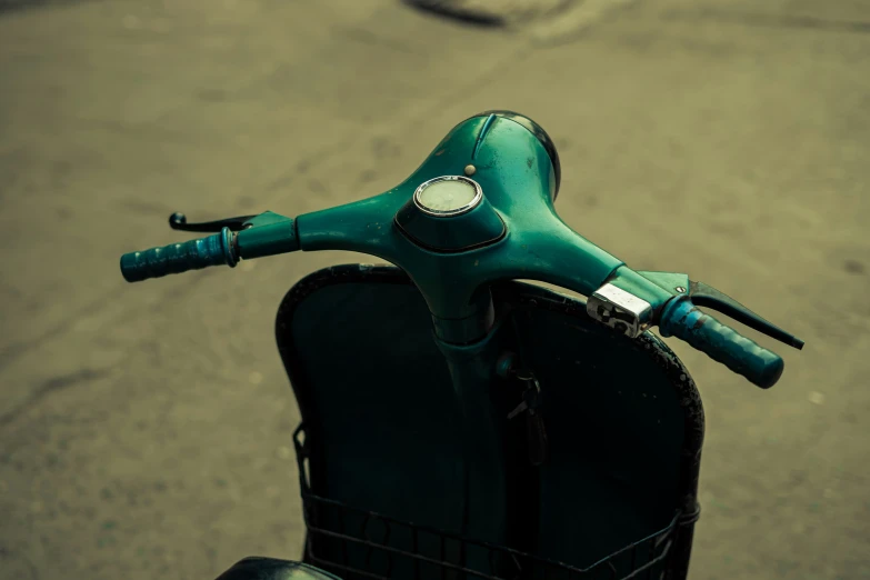 the handle bars of a bicycle are attached to the handle bar