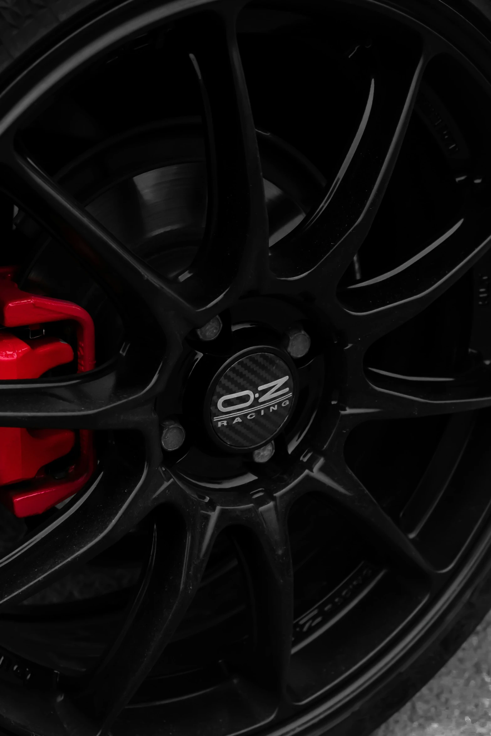 the black wheel with red ke pads on a car