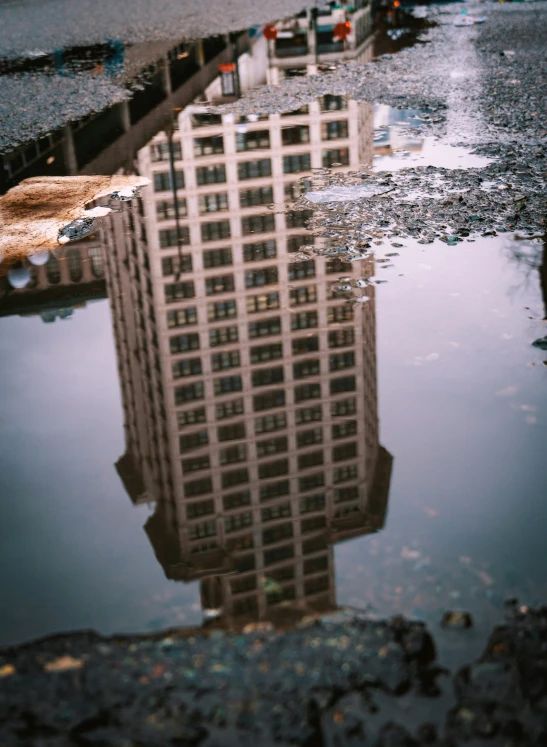 the reflection of a skyscr in a dle