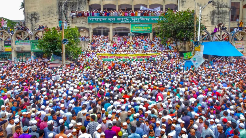 a crowd of people that are standing in front of a building