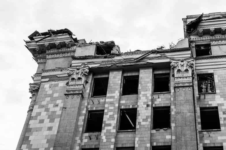 the building has three stories and two windows on each side