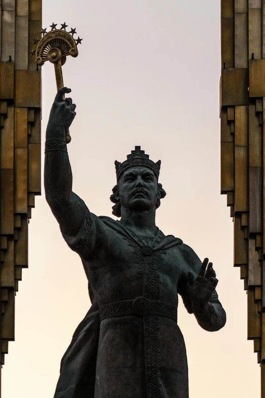 the statue of king henry stands in front of several columns