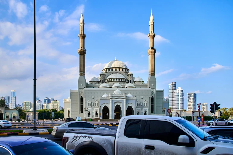 a large building that is near many cars