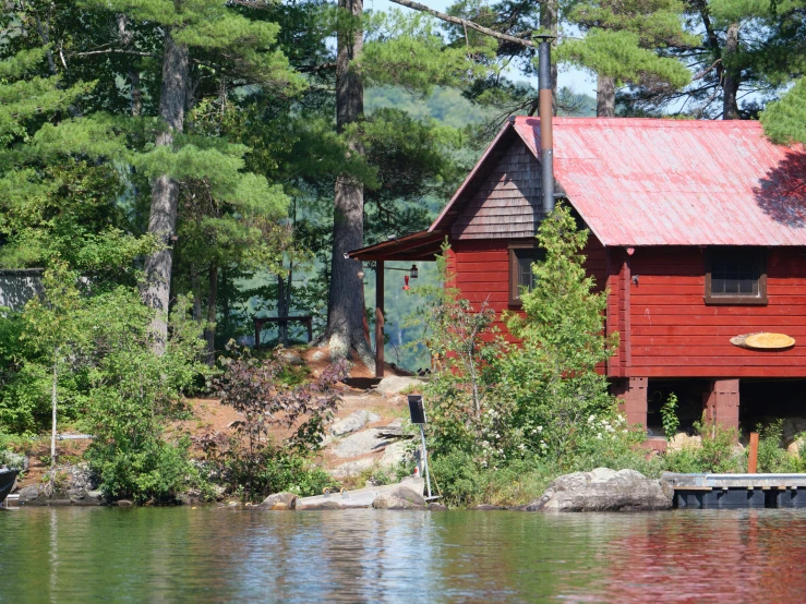 the old cabin is located on the side of the lake