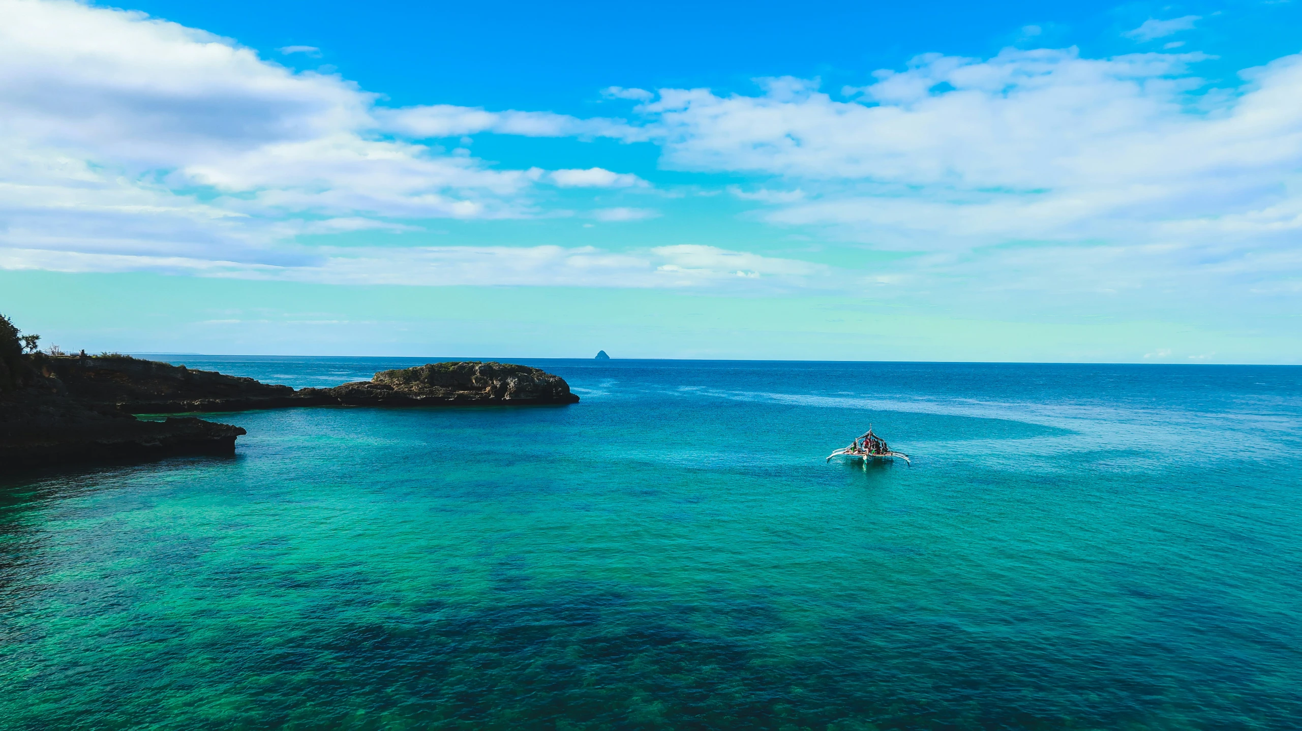 there is an empty boat in the ocean on a sunny day