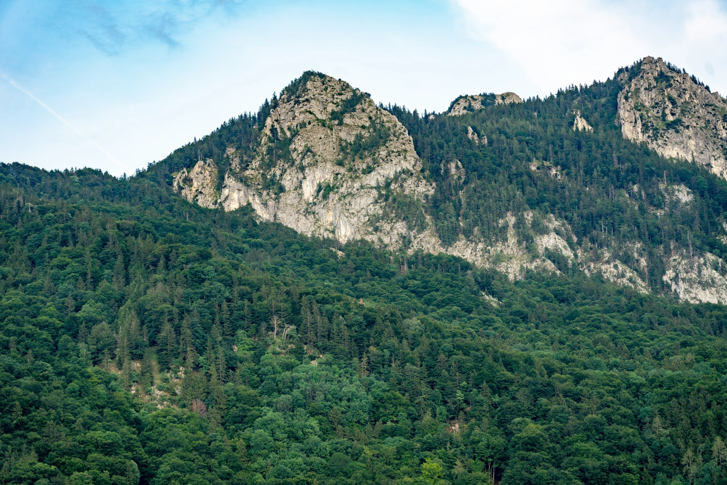 an image of some mountains that are very tall