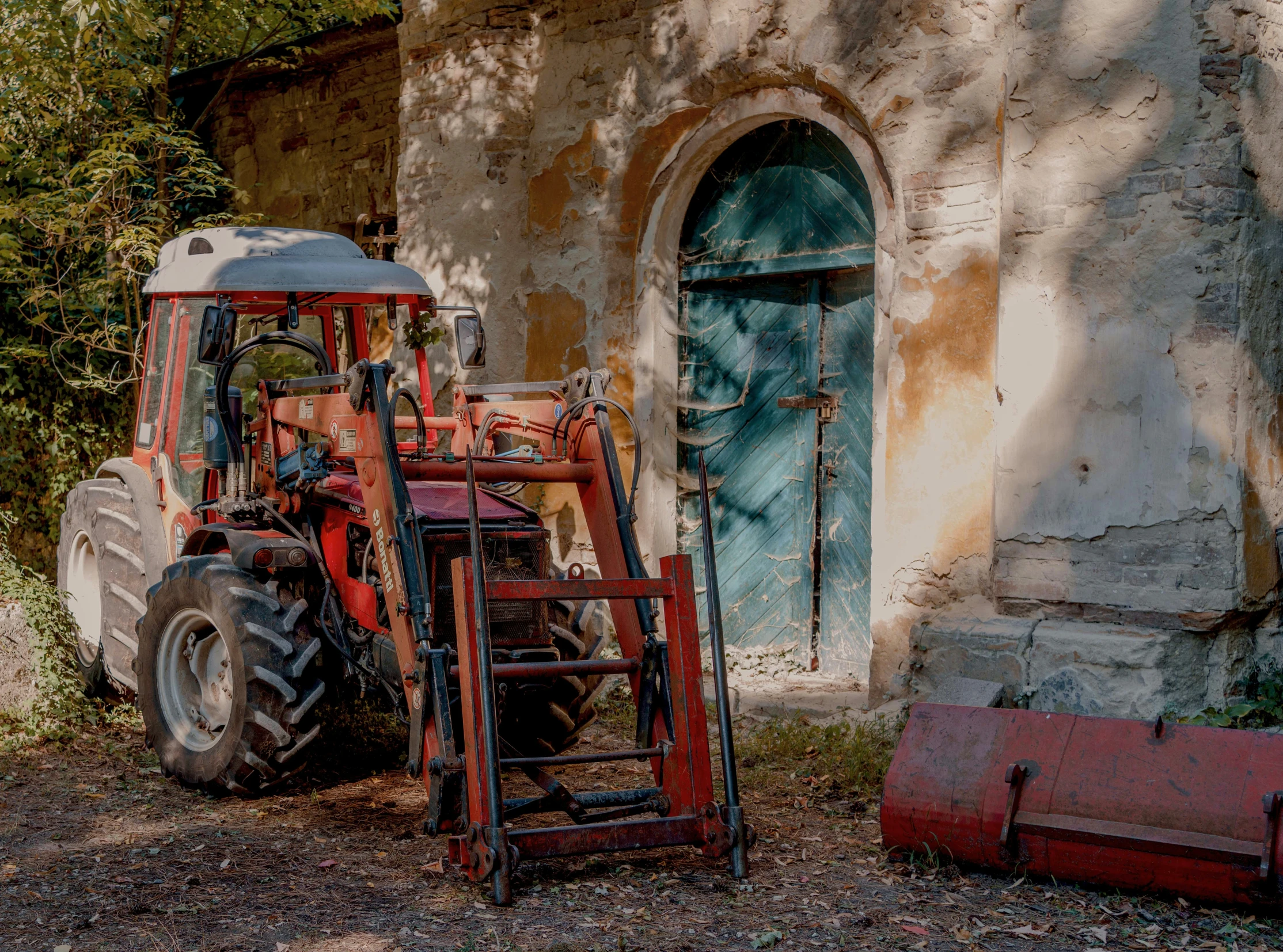 an old tractor sitting in front of a building