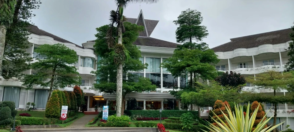 the trees are growing next to the building