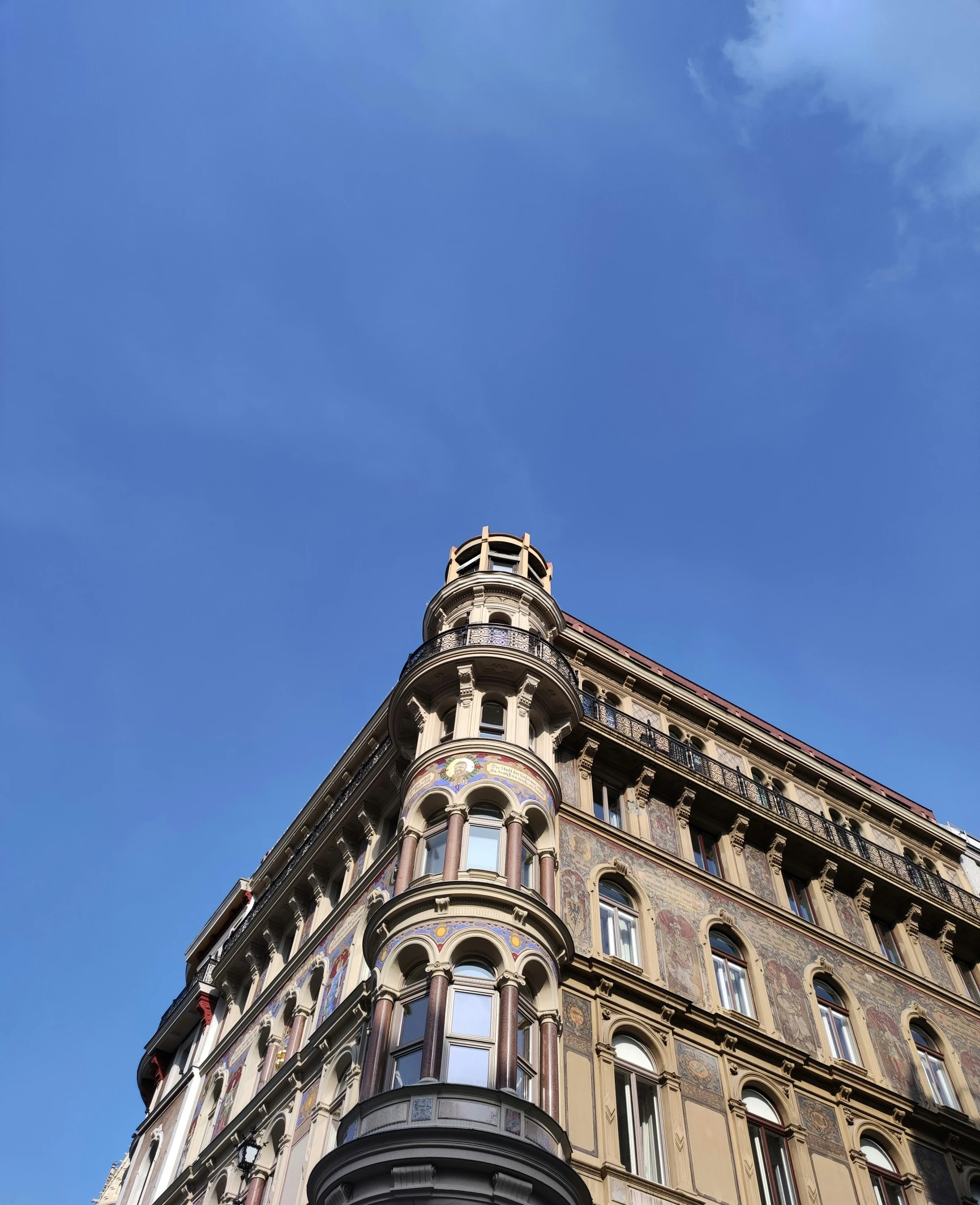 a tall building has many windows and arches on the top