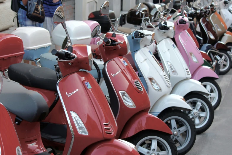 a row of motor scooters next to a building