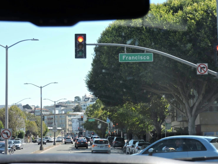 a red light that is next to a busy street