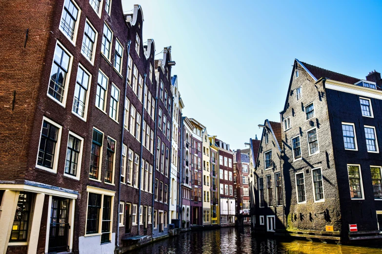 canals are lined up along side each other near a building