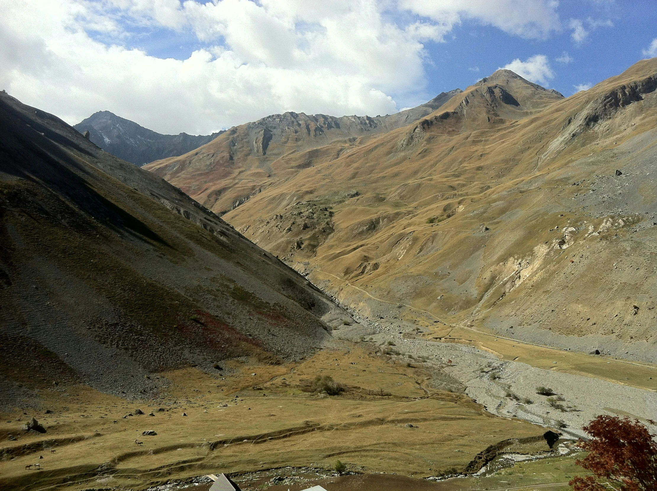 a very pretty mountain with some pretty brown hills