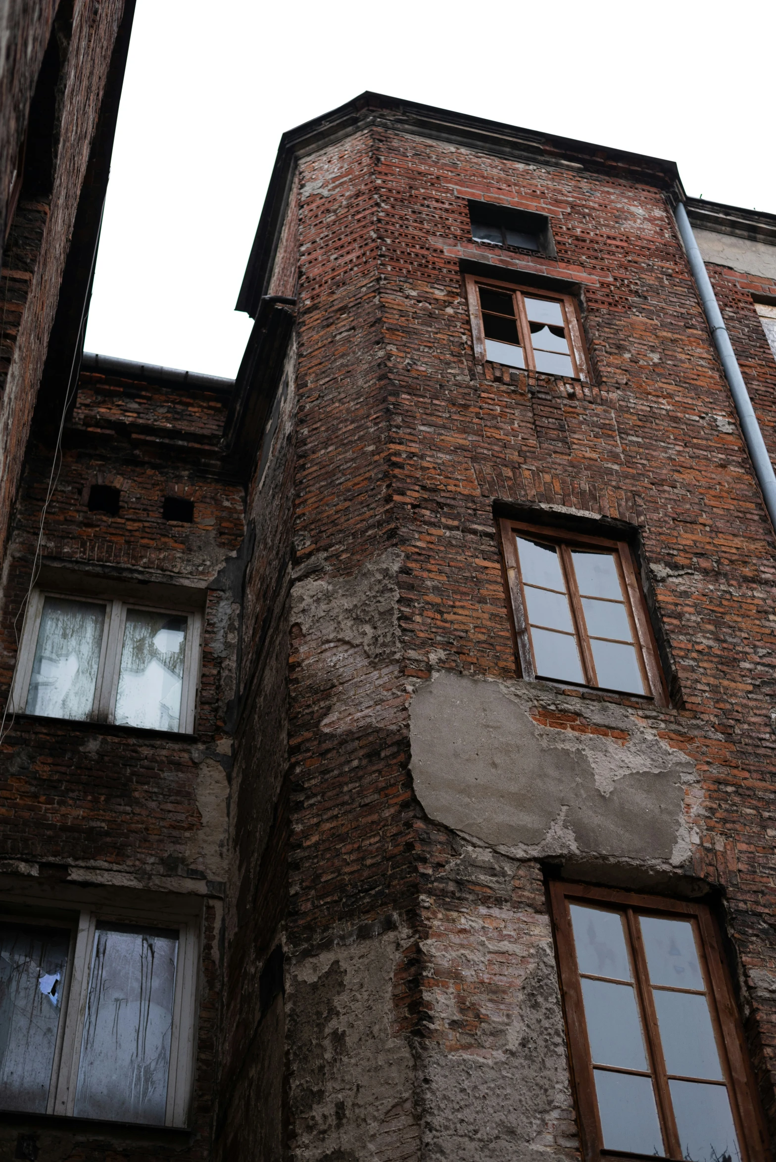 there is an image of an old building that is crumbling