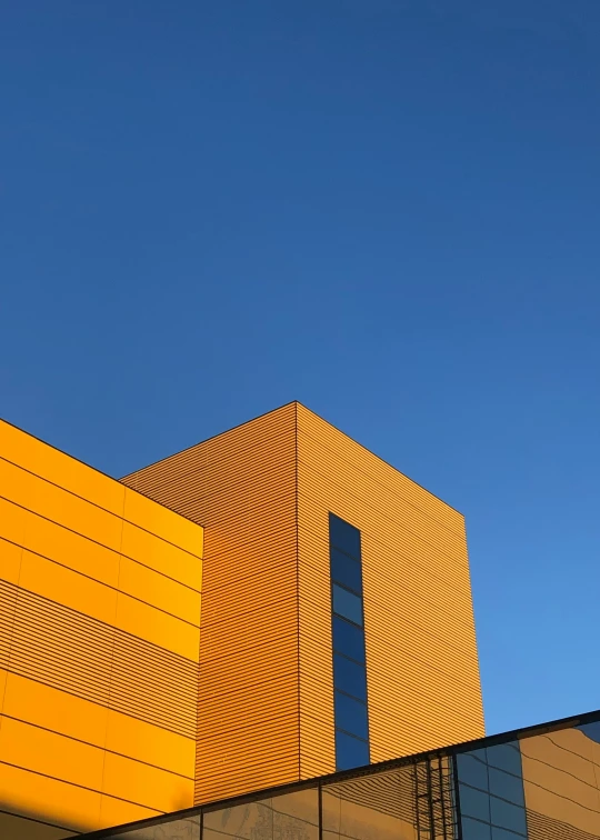 the side of a large building with a sky background