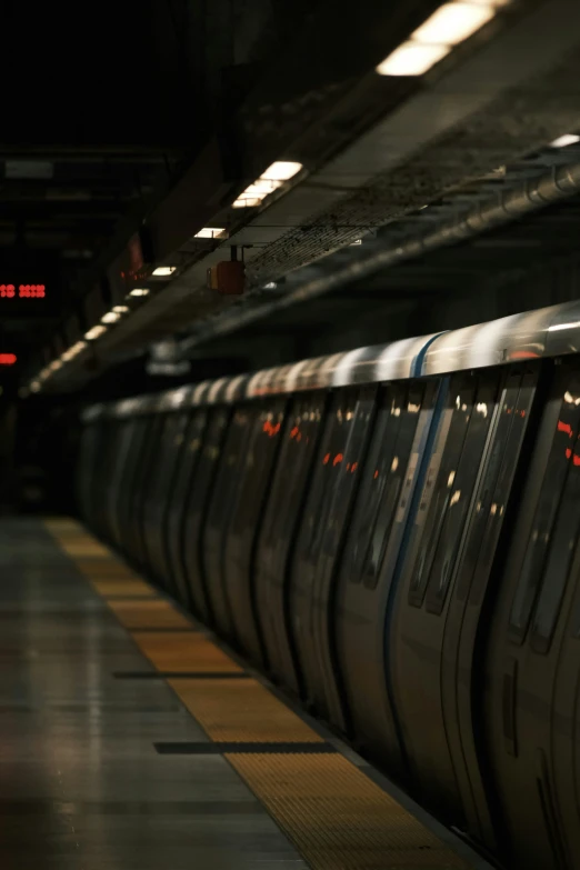 a po of a large long train stopped