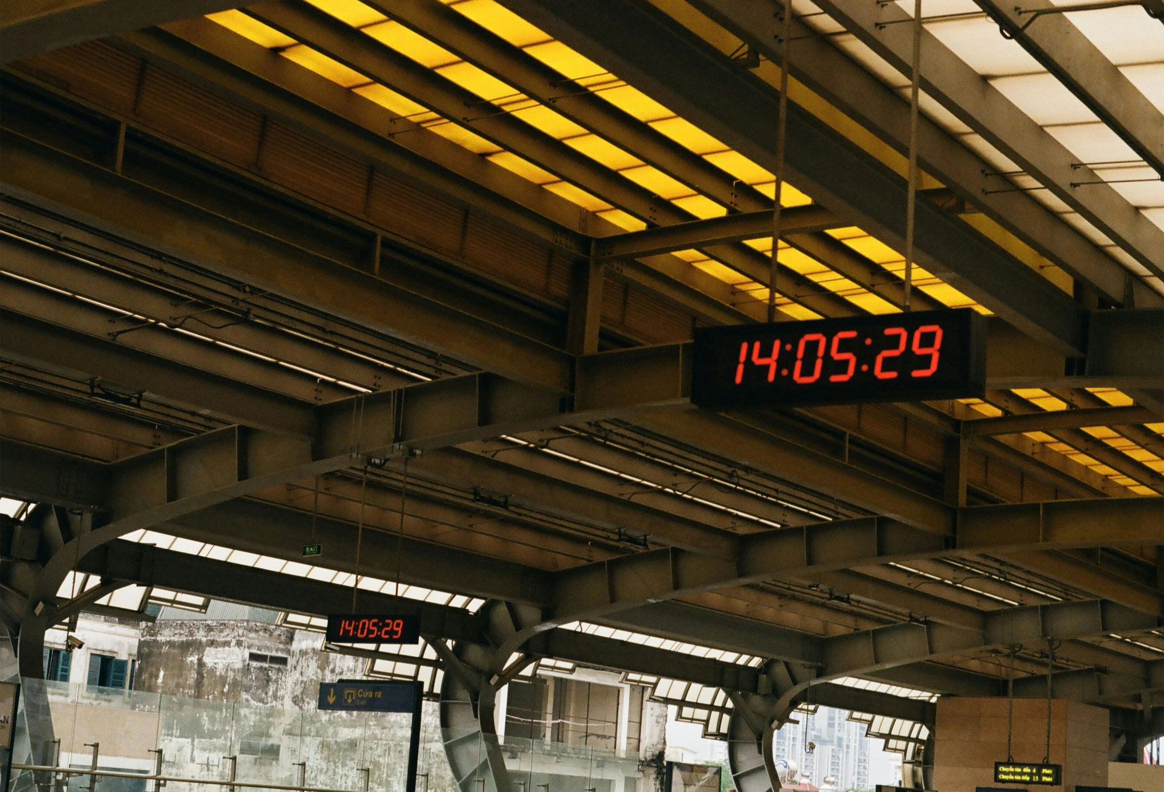 the electronic clock shows when the subway is running