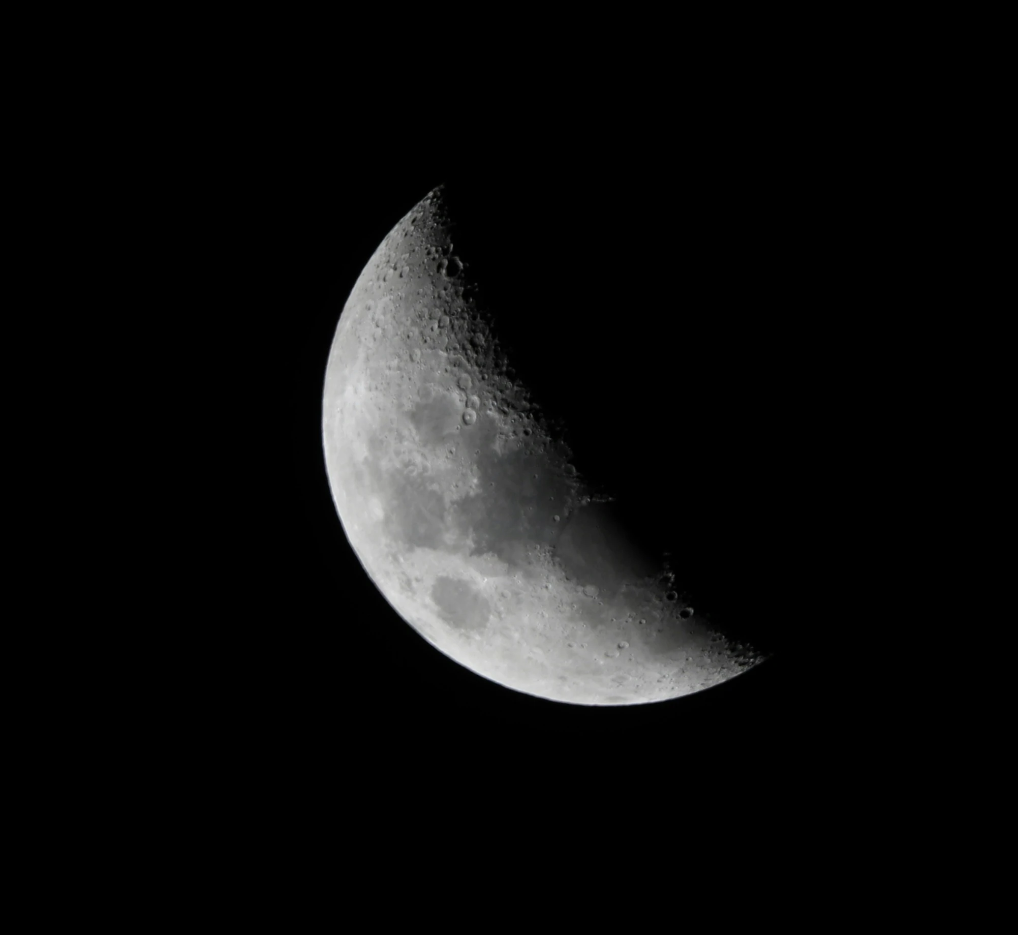 a crescent moon that is sitting in the night sky