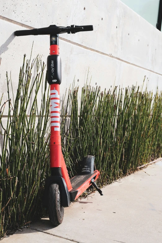 a bicycle leaning against the side of a wall