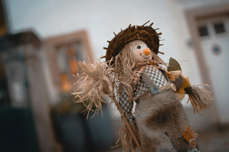 there is a wooden decoration made of hay and a scarecrow