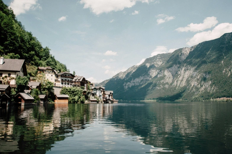 a small town on the edge of a lake