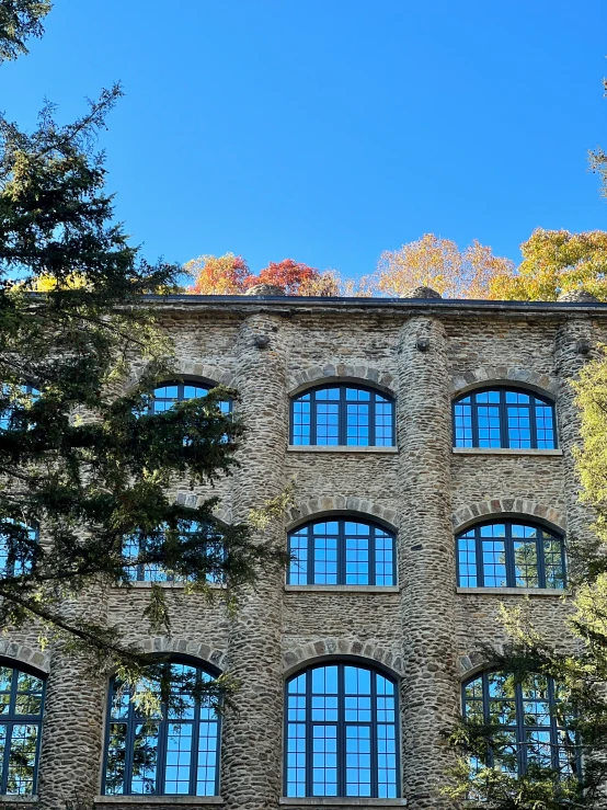 an old building is seen against a blue sky