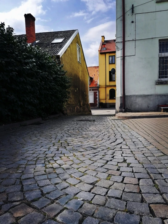 a street view of an alley between two buildings