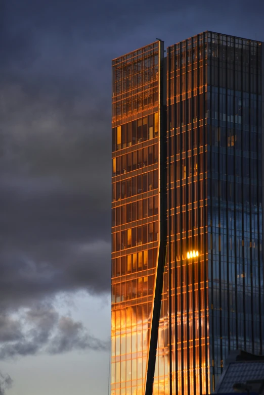 the sun peeking behind a building with no people outside